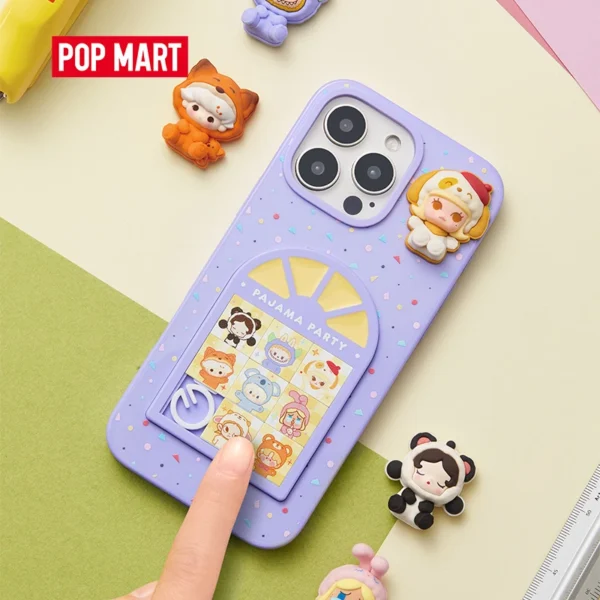 Sliding Hole Handyhülle POP BEAN Pajama Party Series für iPhone 16 Pro / Pro Max. Als 1 Stück Blind Box oder 5 Stück Mystery Box erhältlich. Marke: POP MART